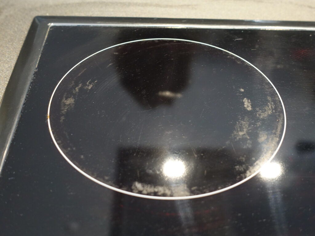 Table de cuisson vitrocéramique après avoir été nettoyée avec le nettoyeur vapeur portable Swan Lynsey