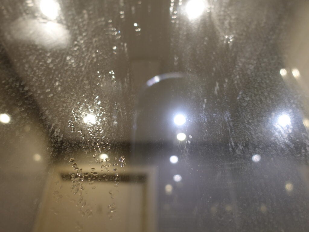 Miroir de salle de bain après avoir été nettoyé avec le nettoyeur vapeur portable Swan Lynsey