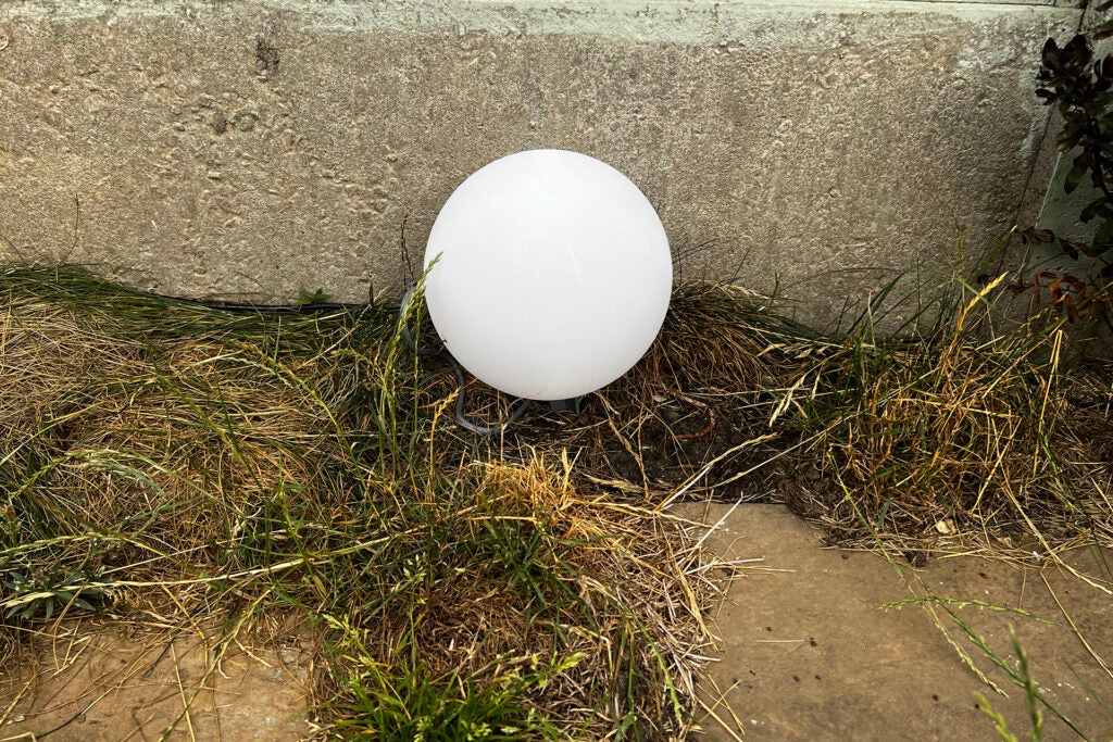 Innr Outdoor Smart Globe Lights dans le sol