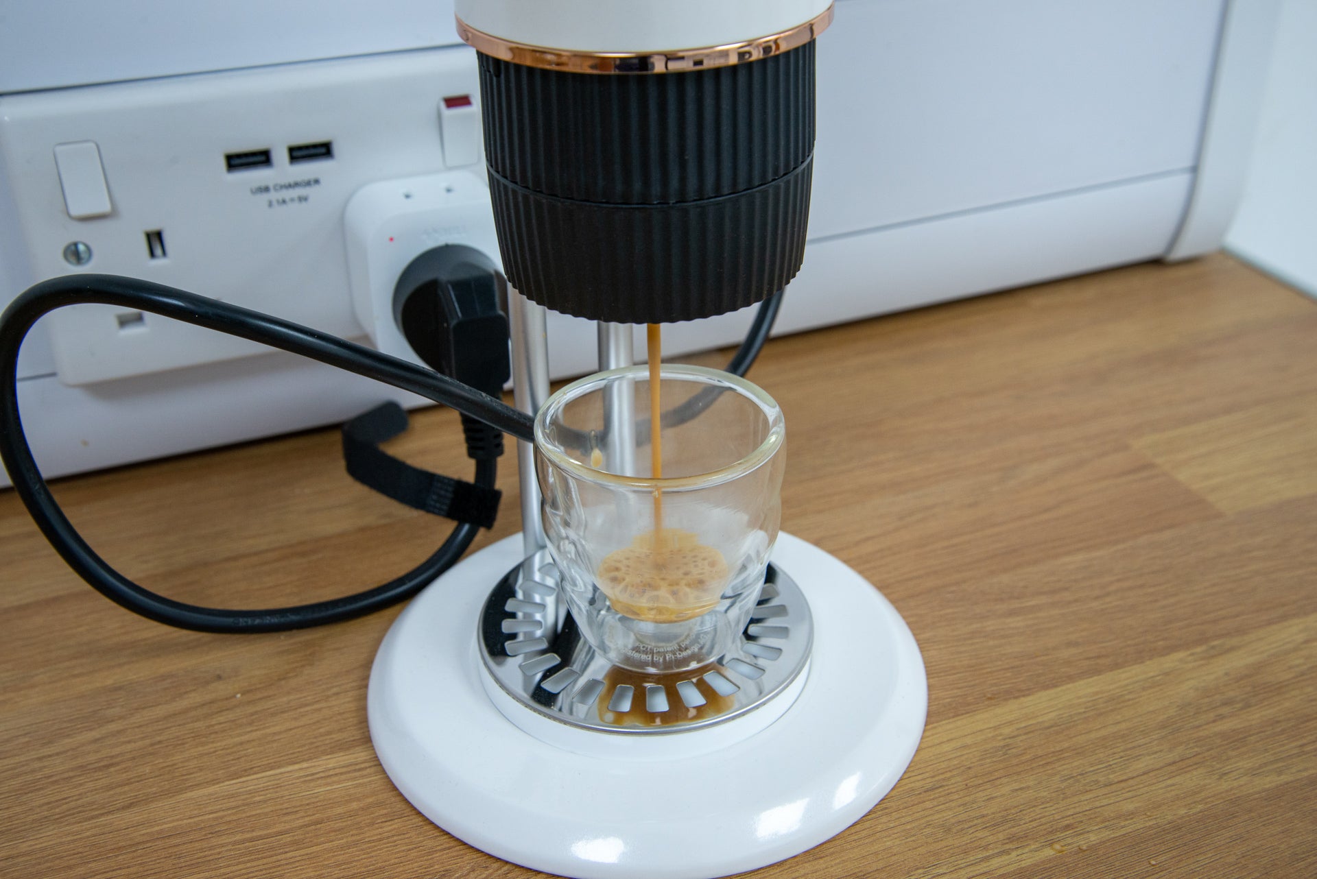 Cyetus Mini machine à café expresso à chauffage instantané 4 en 1 versant un shot de Nespresso