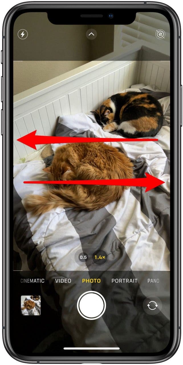 Application Appareil photo en mode Photo avec deux flèches marquées sur l'écran, l'une pointant du côté droit vers la gauche, l'autre du côté gauche vers la droite.