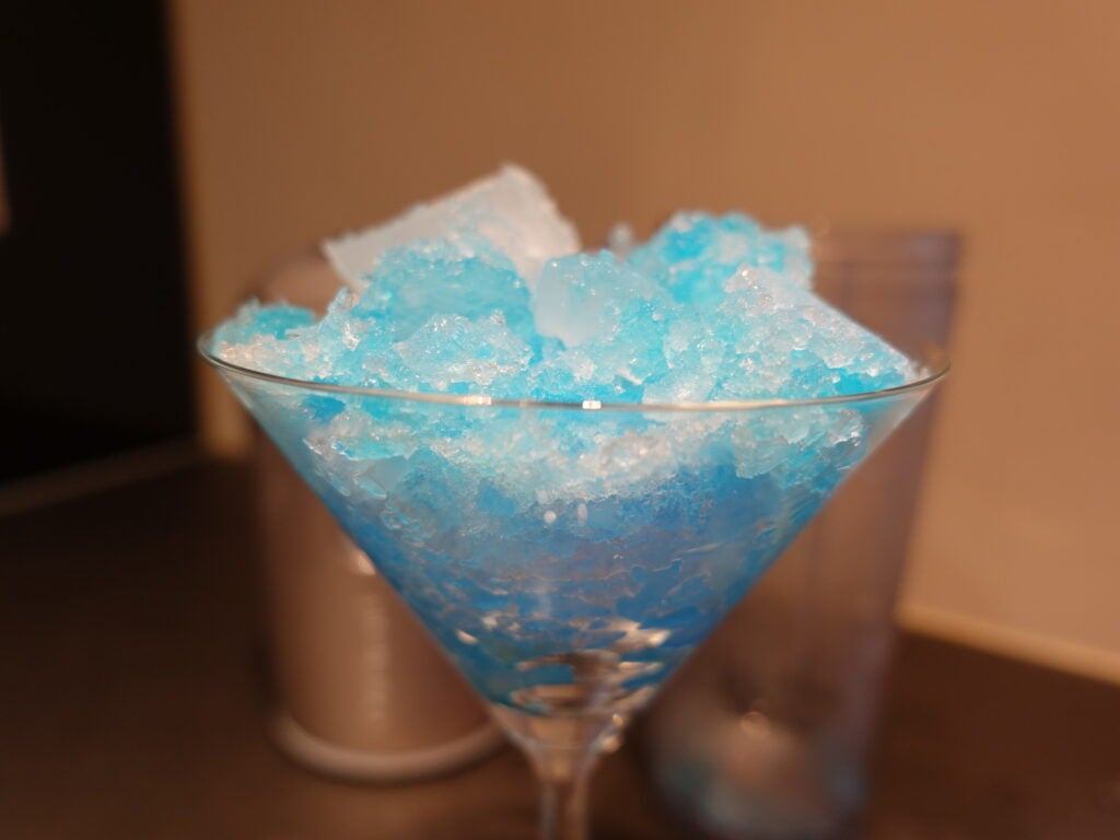 Cocktail fait avec de la glace mélangée du mélangeur sans fil Cuisinart On the Go