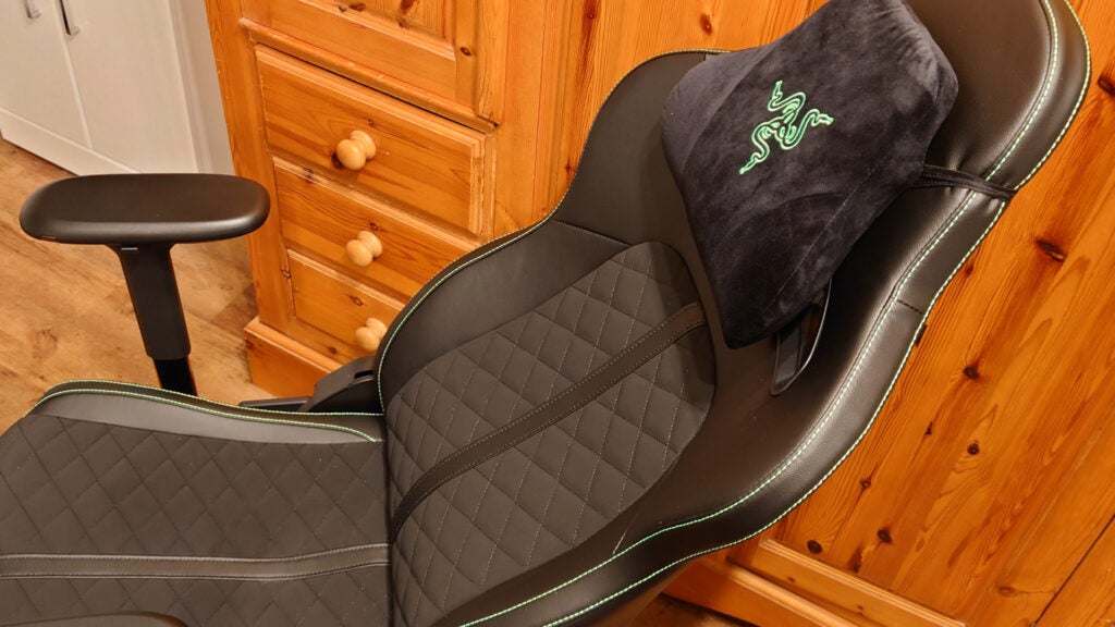 La chaise Razer penchée en arrière, avec un oreiller d'appui-tête en vue
