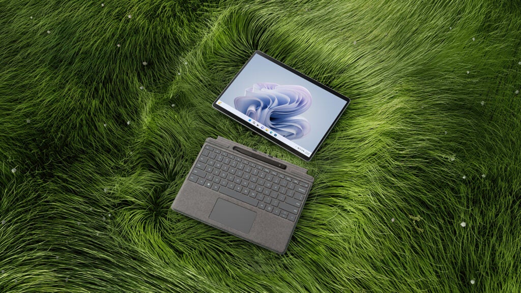 La Surface Pro 9 dans de l'herbe