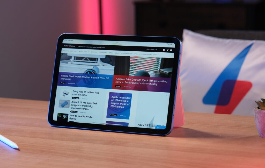 Apple iPad sur le bureau affichant le site Web d'actualités technologiques.