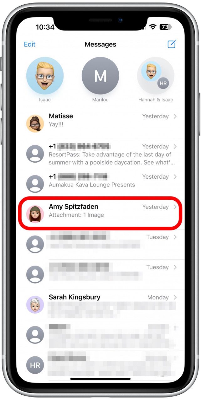 Trouvez le fil de conversation avec l'iMessage que vous souhaitez modifier.  Appuyez dessus pour l'ouvrir.