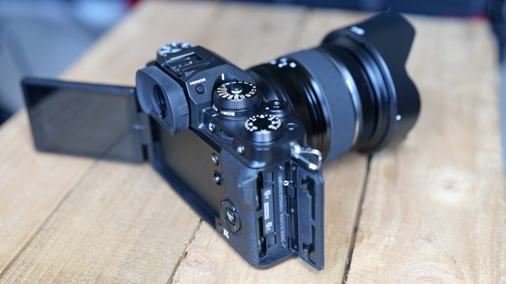 Vue à angle droit d'un appareil photo Fujifilm XT4 noir posé sur une table en bois, vue arrière