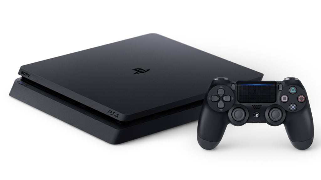PS4 noir debout sur fond blanc avec son contrôleur à côté
