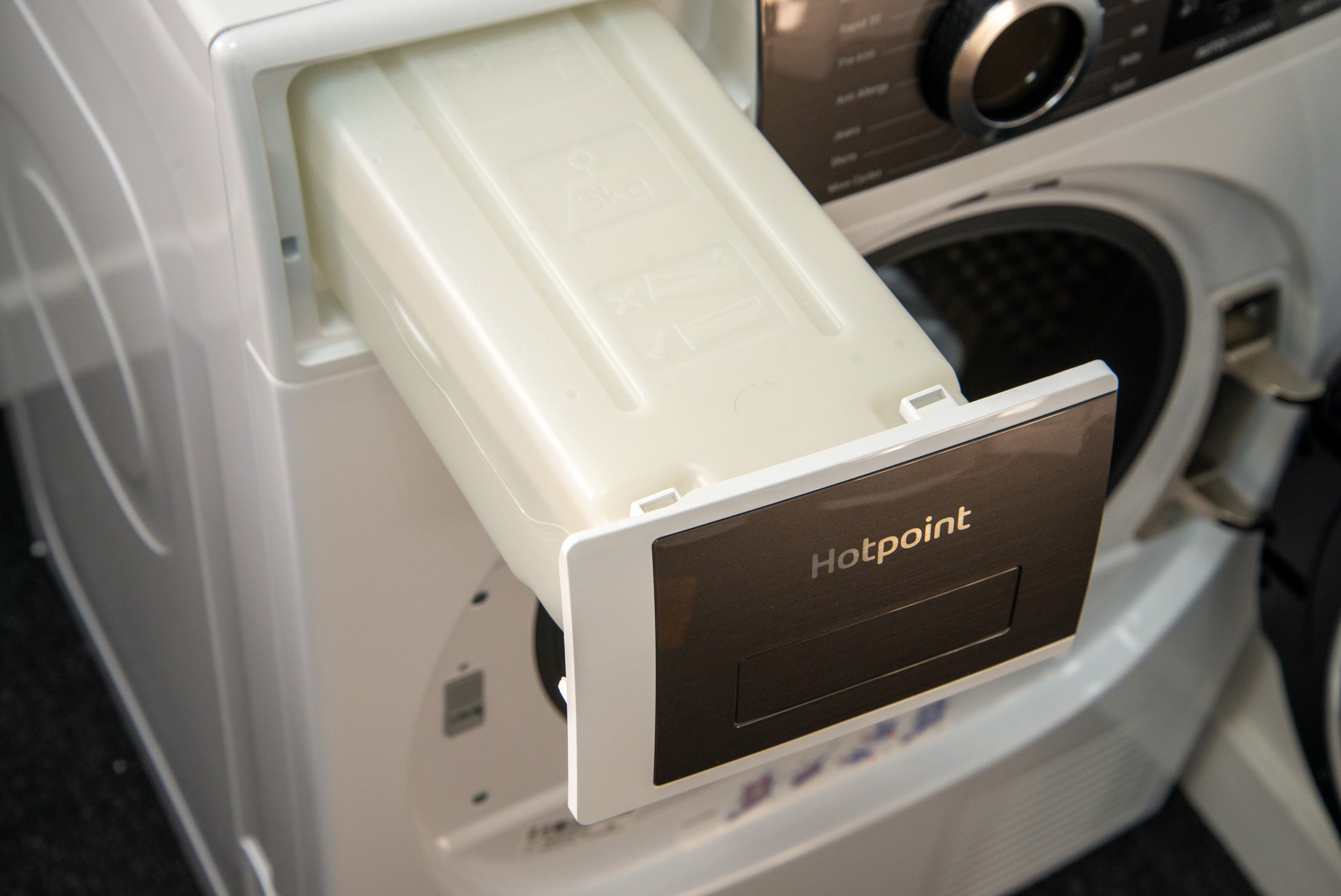 Le réservoir d'eau du Hotpoint H8 D93WB UK
