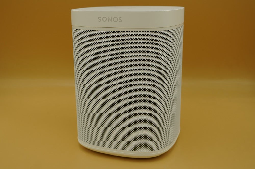Une enceinte Sonos One SL blanche posée sur une table