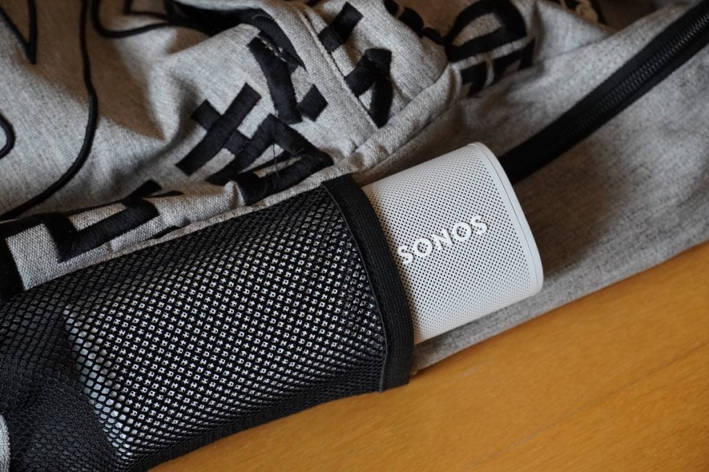 Sonos Roam dans un sac à dos