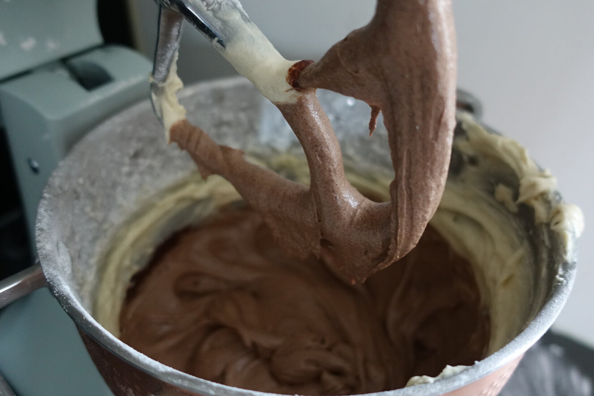 Mélangeur sur socle Blossom de KitchenAid Design Series pâte au chocolat