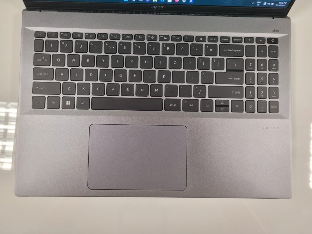 Un regard vers le clavier de l'ordinateur portable