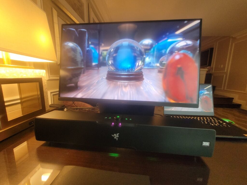 Le Razer Leviathan V2 Pro lors d'une démonstration de son THX 3D.