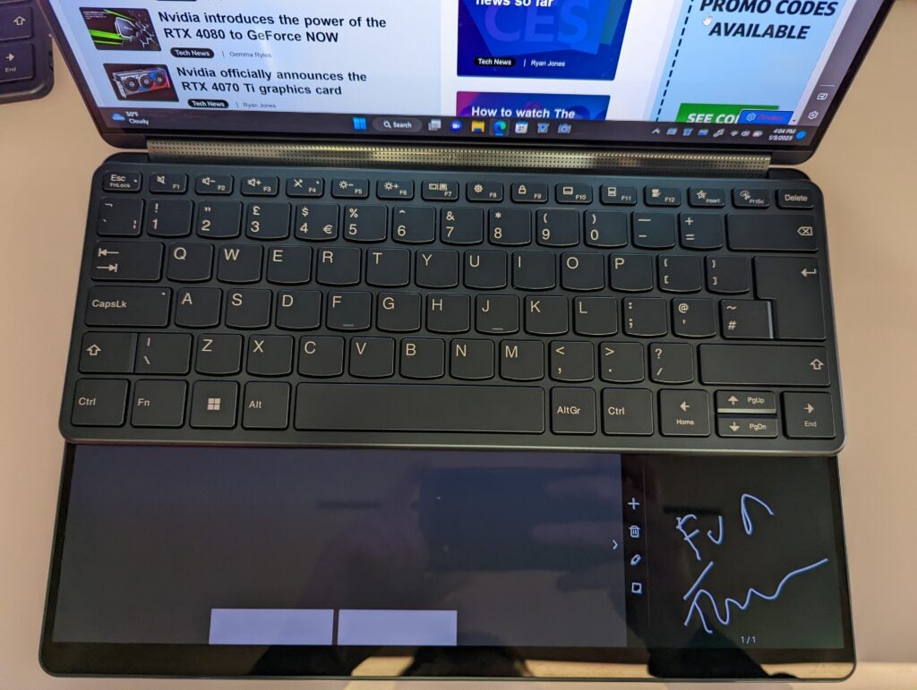 Le clavier Bluetooth en haut de l'écran du bas