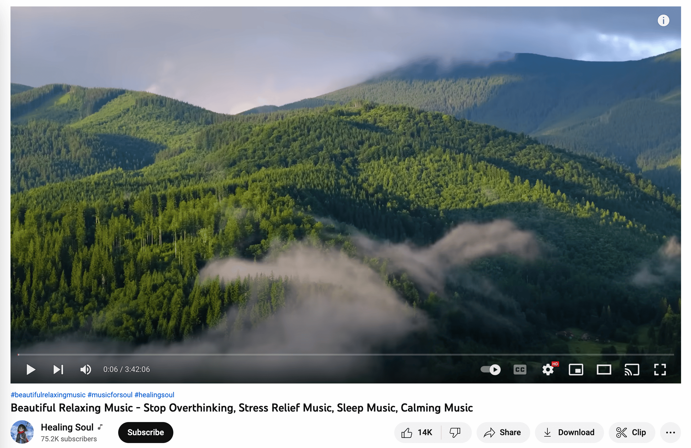 vidéo de méditation de l'âme de guérison montrant le sommet d'une montagne verte nuageuse