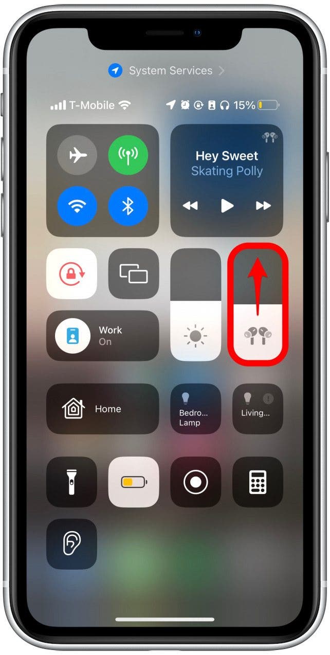 Le curseur de volume affichera une icône AirPods si vos AirPods sont connectés.  Vous pouvez faire glisser le volume vers le haut ou vers le bas sur cet écran.