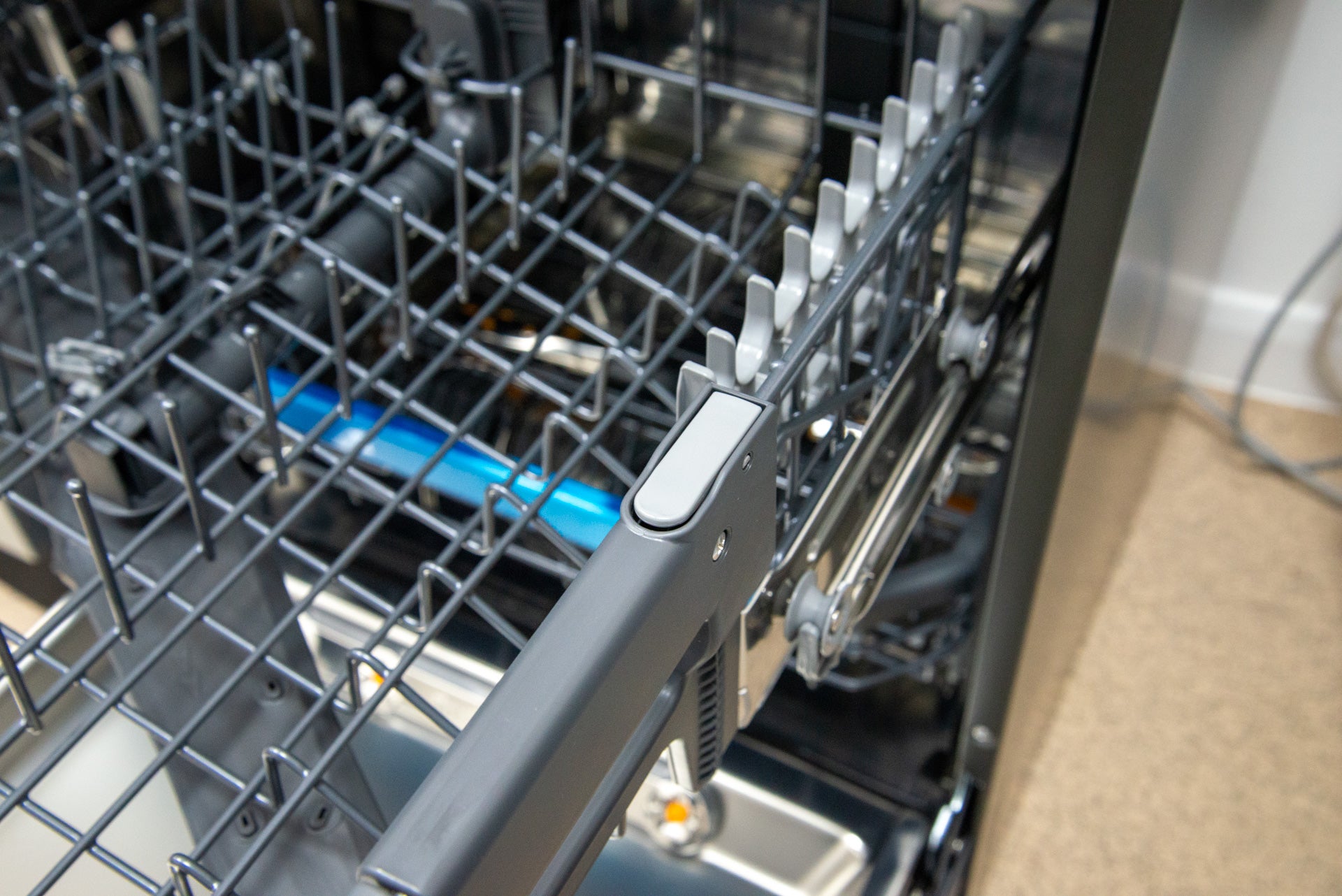 Réglage du panier supérieur du lave-vaisselle autoportant LG TrueSteam QuadWash DF455HMS