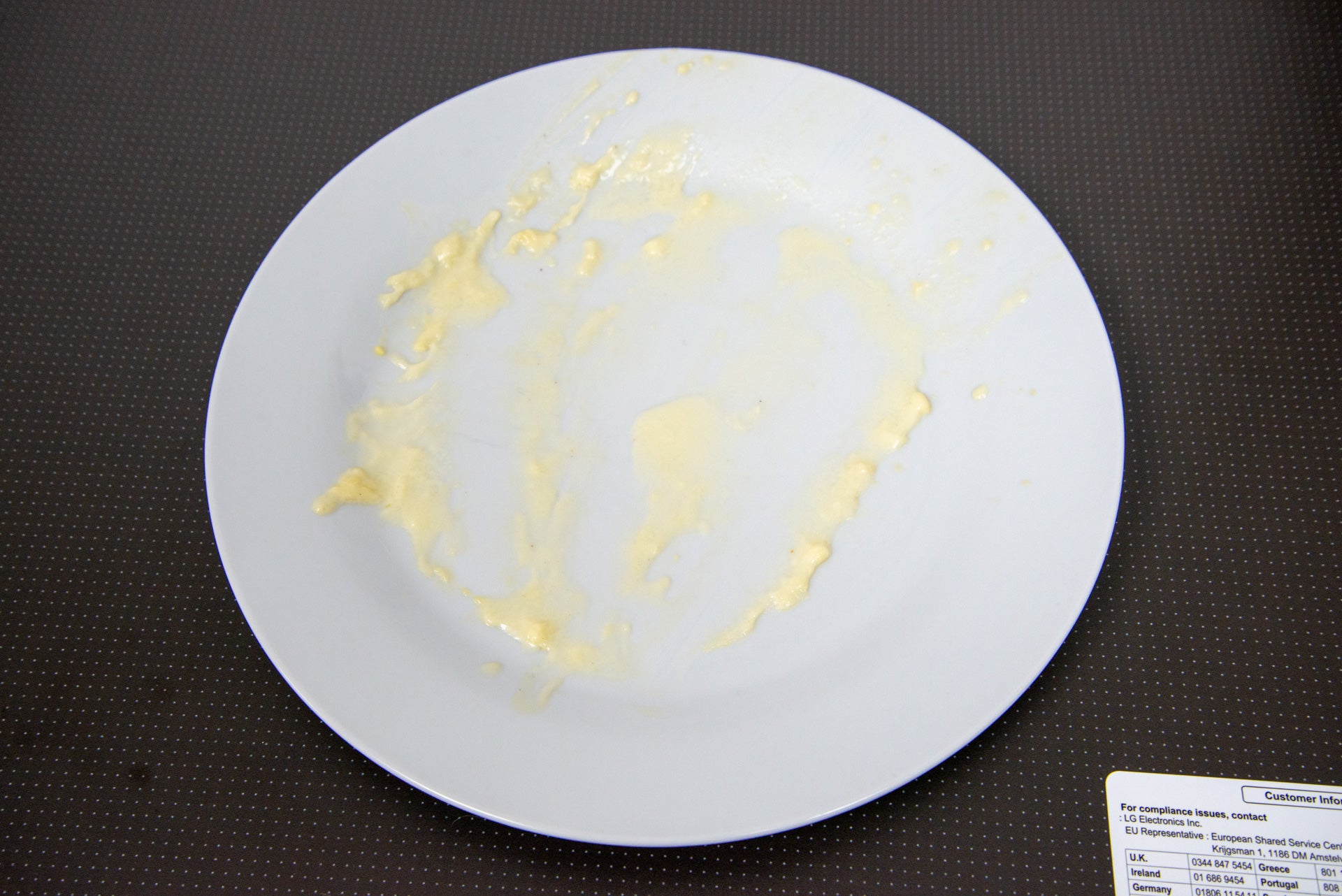 Assiette sale pour lave-vaisselle autonome LG TrueSteam QuadWash DF455HMS avec macaroni au fromage