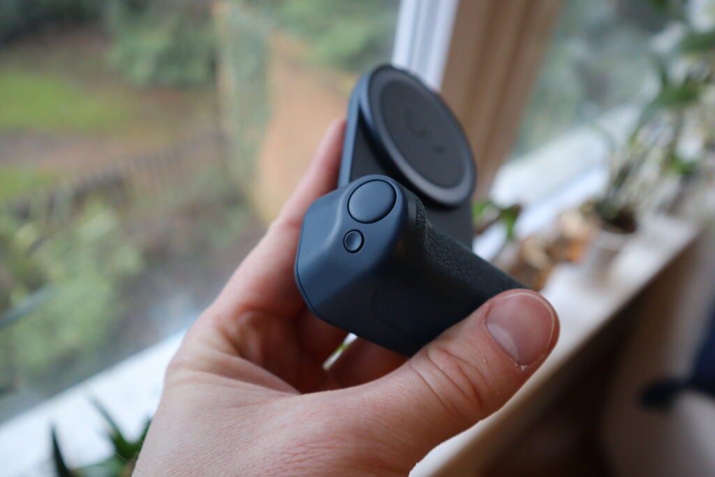 Il y a deux boutons sur le ShfitCam SnapGrip, un bouton d'obturation physique et un bouton de chargeur MagSafe