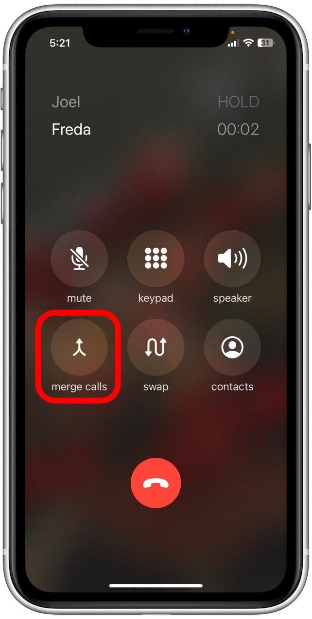 Appuyez sur Fusionner les appels pour créer un appel à trois sur votre iPhone.