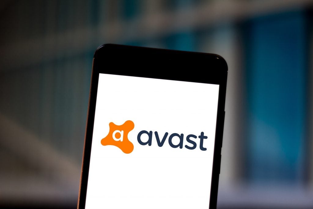 Une image montrant un smartphone affichant le logo Avast