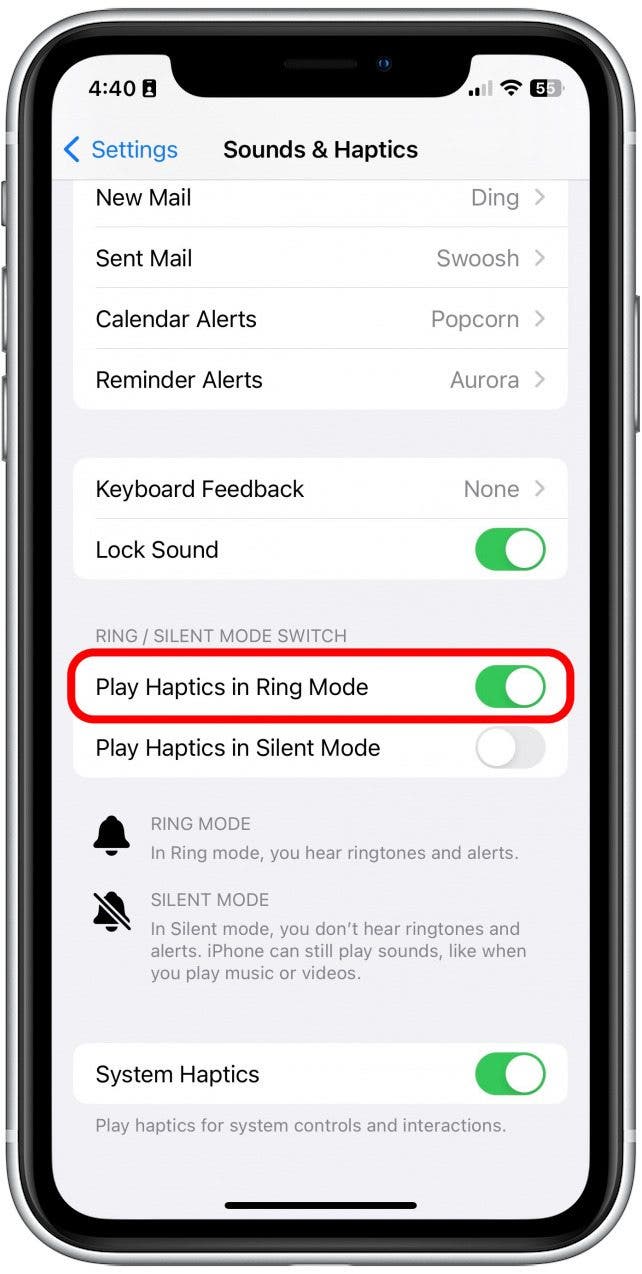 Pour que votre iPhone vibre avec le volume de la sonnerie activé, activez la fonction Lecture haptique en mode sonnerie.  Il sera vert lorsqu'il sera activé.  Cela signifie que votre téléphone vibrera et jouera votre sonnerie.
