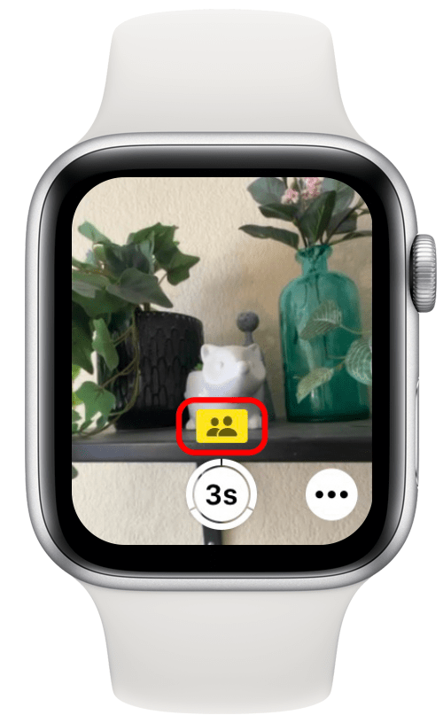 Capture d'écran de l'écran de l'application appareil photo Apple Watch avec l'icône de la bibliothèque partagée en surbrillance
