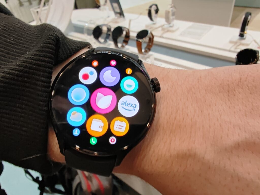 La barre d'applications de la Xiaomi Watch S1 Pro inclut la prise en charge d'Amazon Alexa
