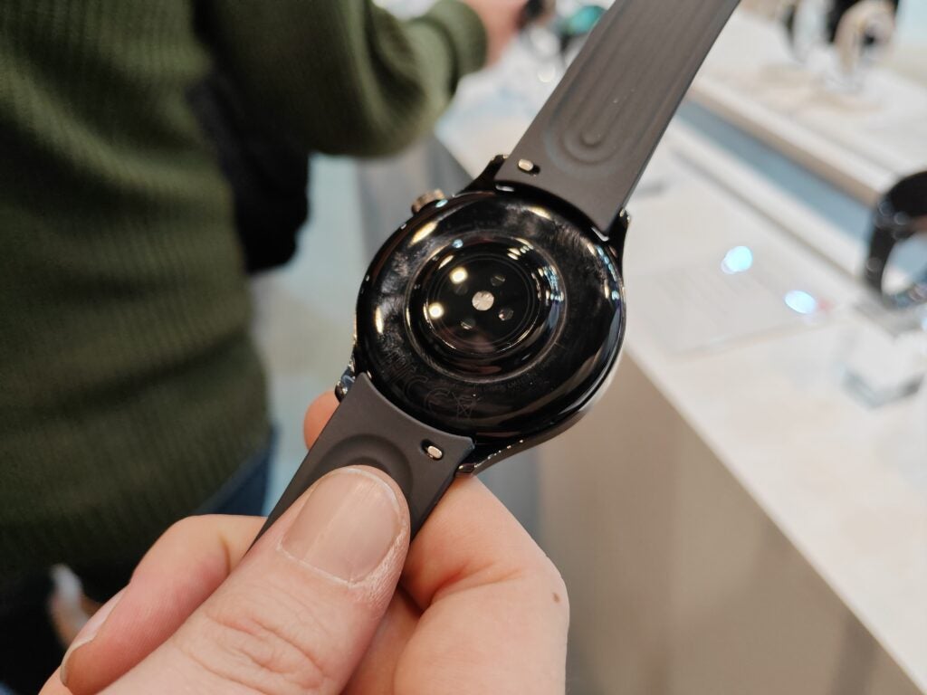 Le dos de la Xiaomi Watch S1 Pro capte facilement les empreintes digitales