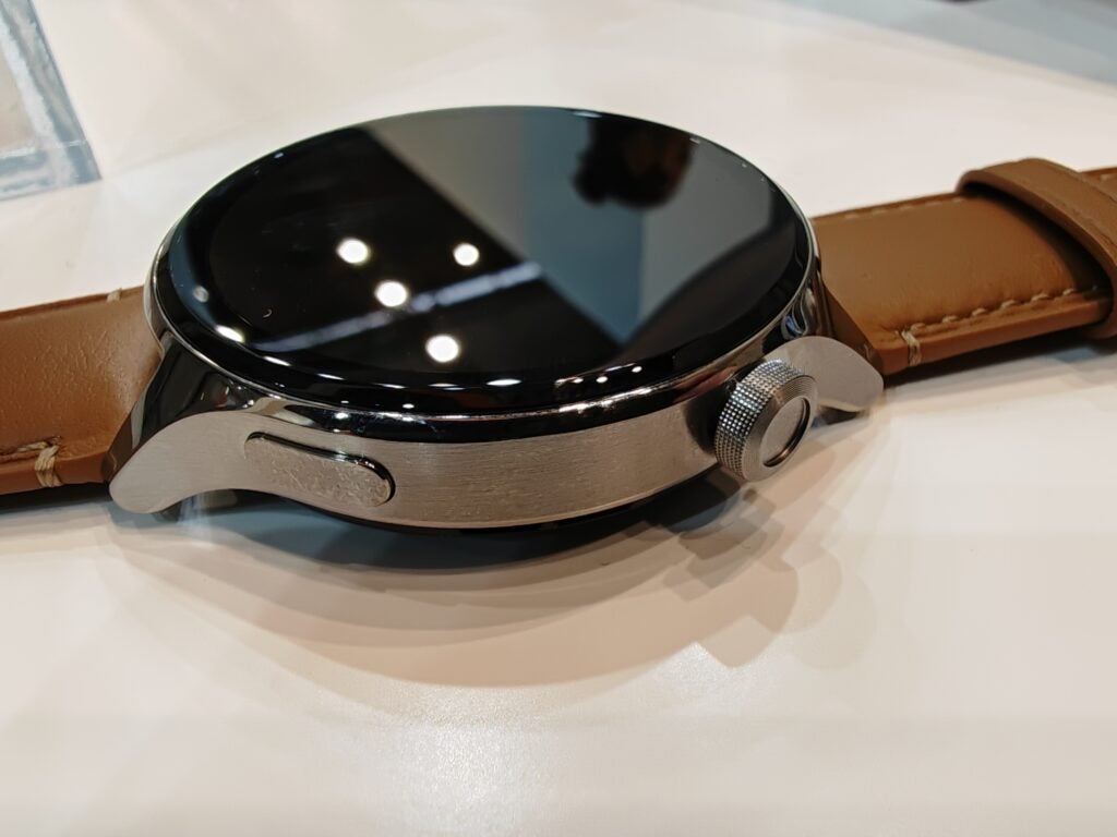 La couronne rotative et le bouton poussoir de la Xiaomi Watch S1 Pro