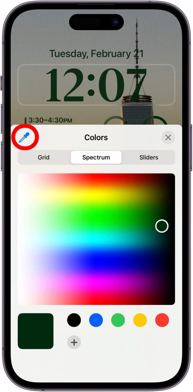 Vous pouvez également appuyer sur l'icône du compte-gouttes de peinture pour choisir une couleur dans votre fond d'écran afin que la couleur de l'horloge corresponde mieux.