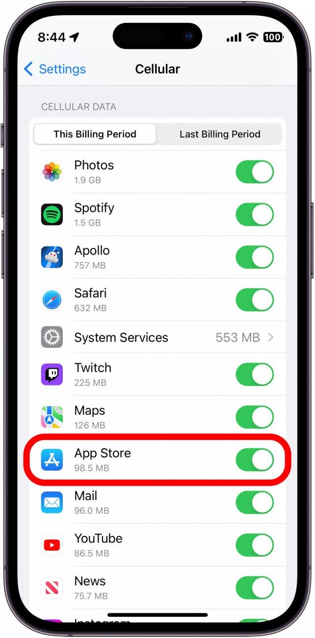 Faites défiler vers le bas et recherchez l'App Store dans la liste sous Données cellulaires.  Assurez-vous que la bascule est verte et positionnée à droite pour indiquer que l'App Store a accès aux données cellulaires.