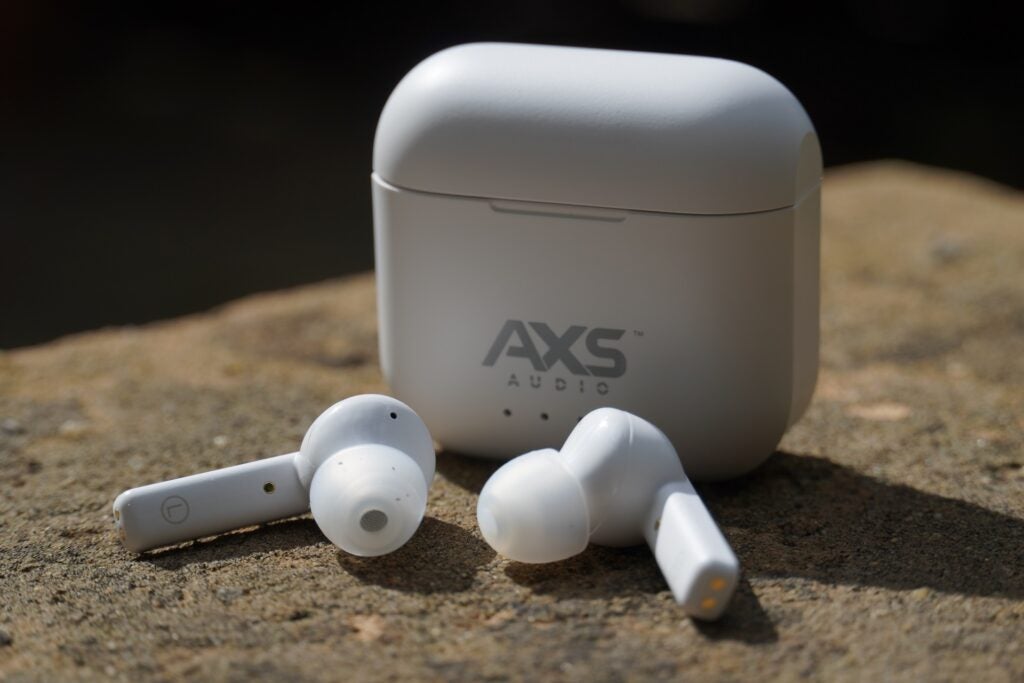 Écouteurs AXS Audio devant le boîtier