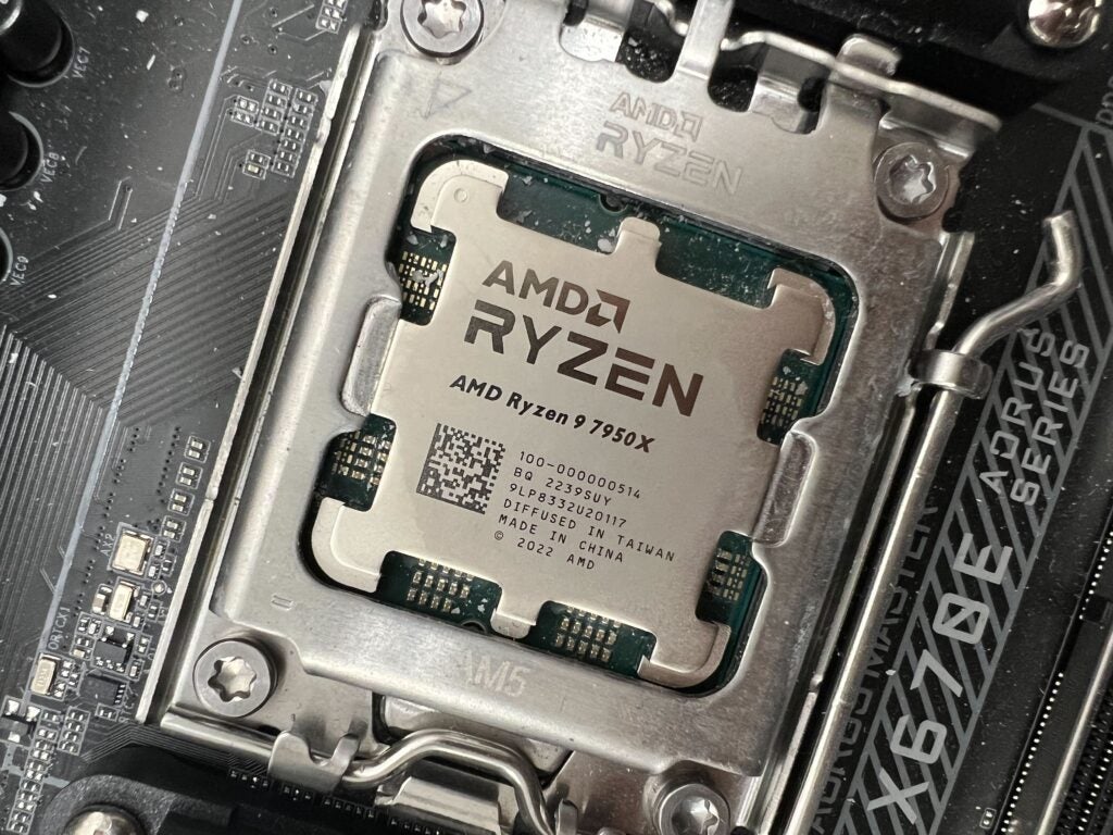 Processeur AMD Ryzen 9 9750X dans l'unité