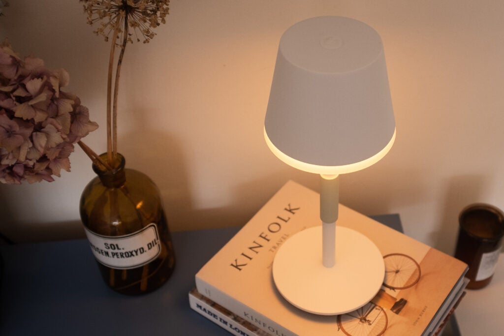 Lampe de table Hue Go assise sur des livres