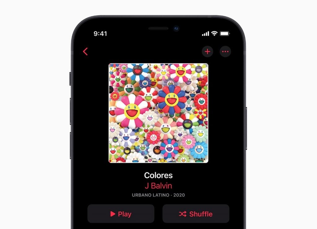 Image en gros plan de la moitié supérieure de l'écran d'un iPhone 12 affichant J Balvin Colores sur Apple Music