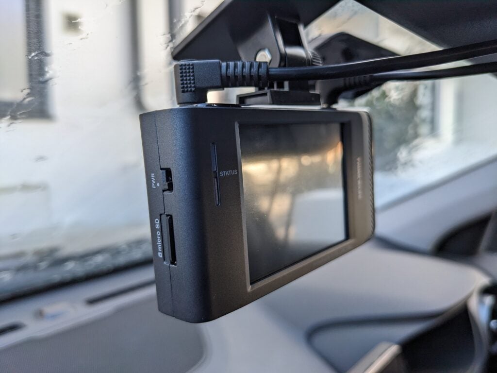 Le Thinkware X800 monté sur une vitre de voiture