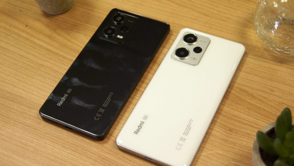 Xiaomi Redmi Note 12 Pro 5G et Note 12 Pro Plus 5G sur une table