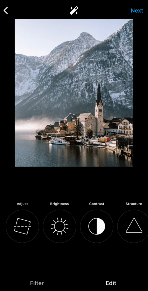 Télécharger une photo sur l'application Instagram.  L'écran d'édition affiche des options pour régler la luminosité, le contraste de la photo, etc.