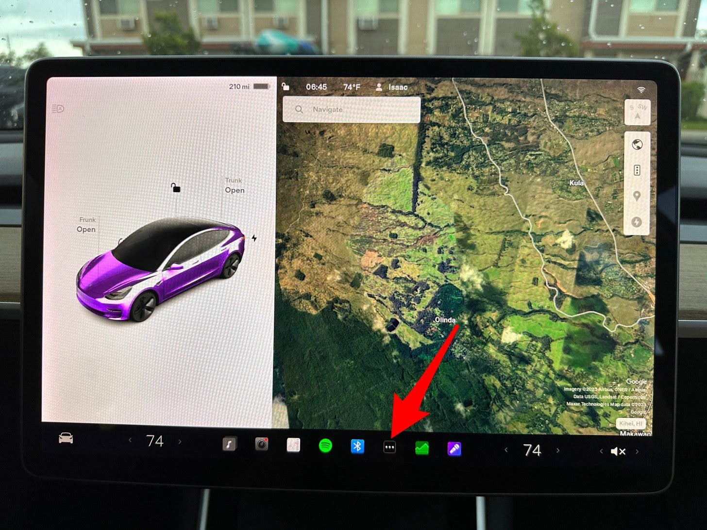 Sur votre écran Tesla, appuyez sur Toutes les applications (l'icône avec trois points) dans le lanceur.