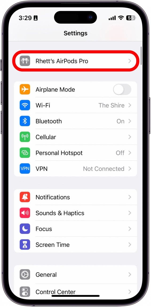 Avec vos AirPods connectés à votre iPhone, ouvrez l'application Paramètres et appuyez sur vos AirPods.