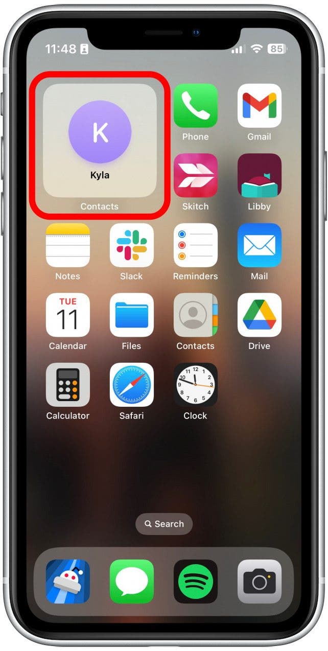 Capture d'écran de l'écran d'accueil de l'iPhone avec le widget Contacts décrit