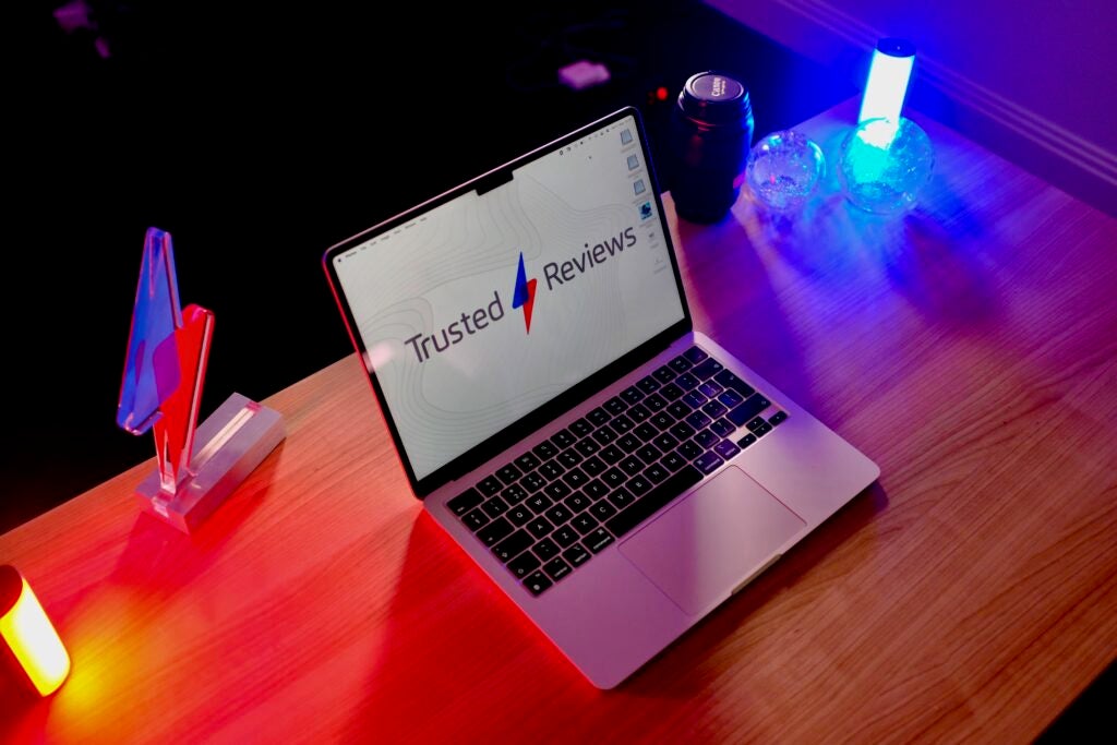 Le MacBook Air avec le logo TR