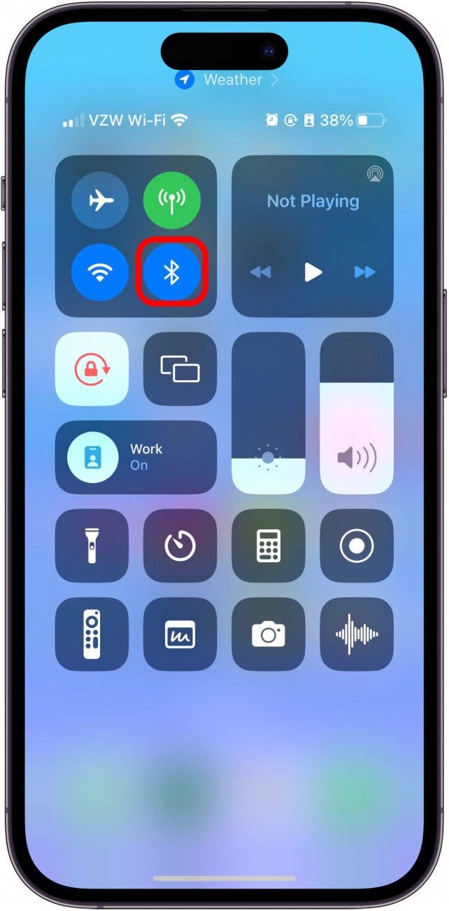 Appuyez sur l'icône Bluetooth pour activer ou désactiver Bluetooth.  Il sera bleu lorsqu'il est activé et blanc lorsqu'il est désactivé.