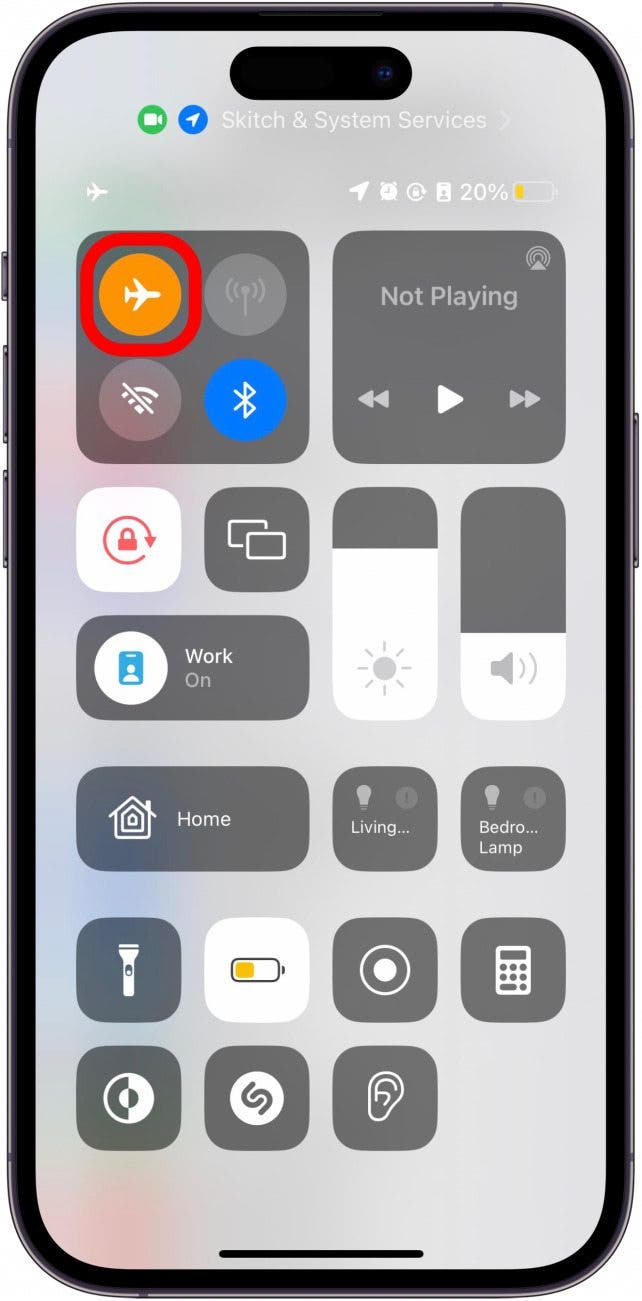 Capture d'écran du centre de contrôle iOS avec l'icône du mode avion soulignée, indiquant comment l'activer et le désactiver