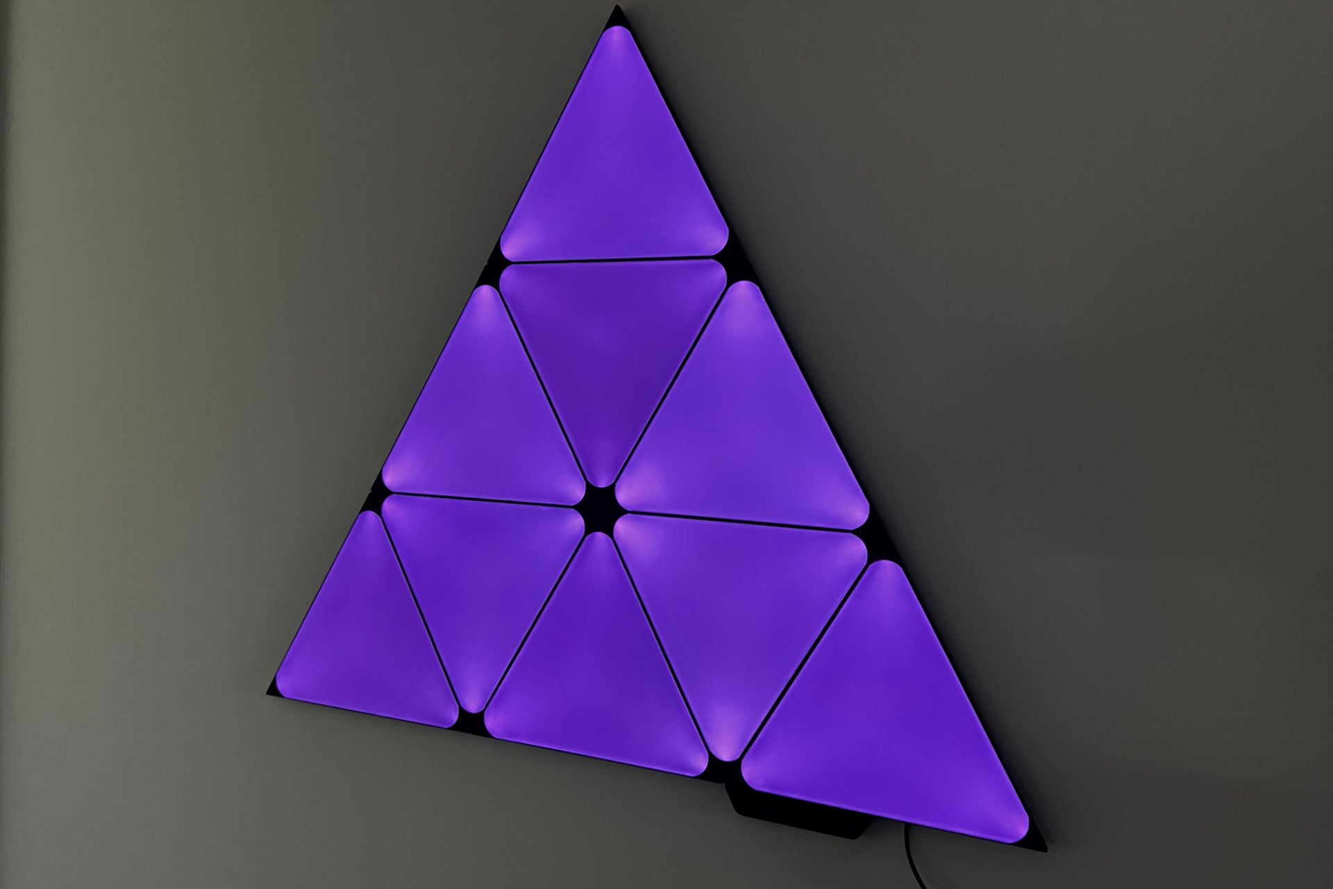 Nanoleaf Shapes Limited Edition Ultra Black Triangles illuminés