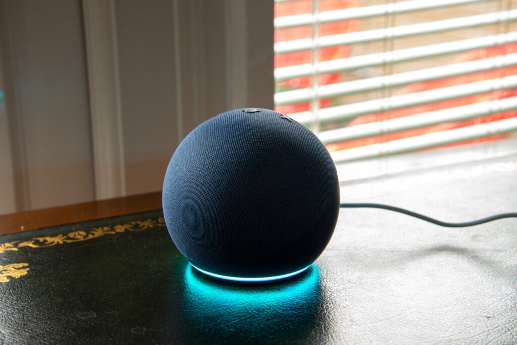 Amazon Echo Dot (5e génération) vue latérale avec anneau lumineux