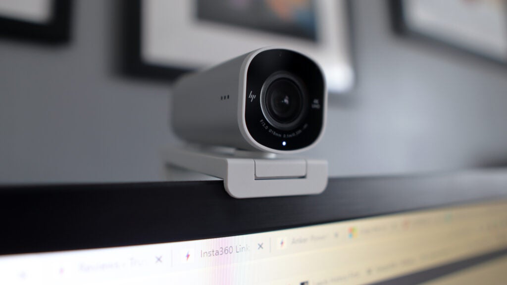 La webcam HP 960 4K Streaming sur un moniteur