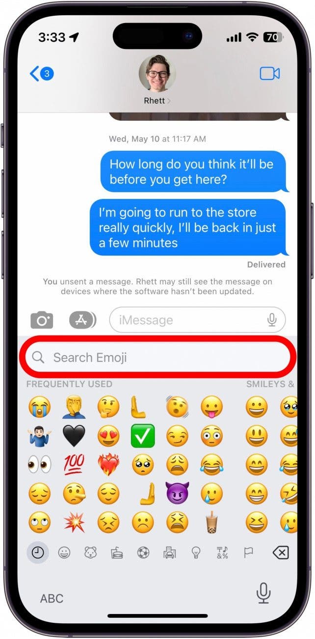 Vous pouvez faire défiler les catégories en bas de l'écran ou appuyer sur la barre de recherche pour rechercher un emoji spécifique.